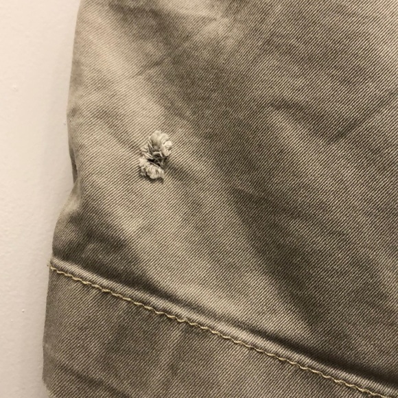 Southern Tide classic fit khaki shorts, size 33 - Picture 4 of 5